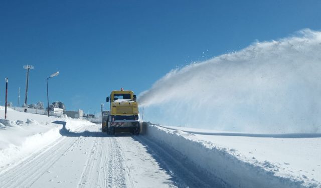 Amasya'da karla mücadele çalışmaları devam ediyor