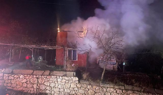 Amasya'da yangın çıkan bağ evi kullanılamaz hale geldi
