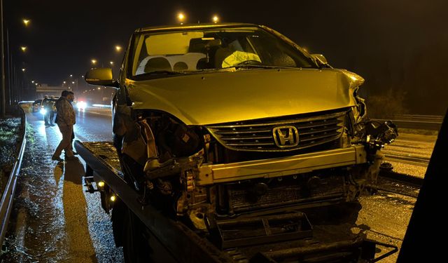 Anadolu Otoyolu'nda bariyere çarpan otomobil sürücüsü ağır yaralandı