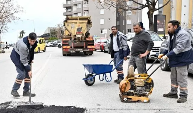 Antalya Muratpaşa'da yollar onarılıyor