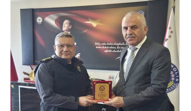 EMEKLİLİĞE PLAKETLİ UĞURLAMA