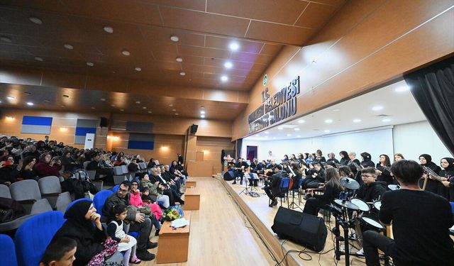 Belediye başkanının bağlamasıyla eşlik ettiği ilçe halk korosu unutulmaz şarkıları seslendiriyor