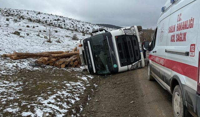 Bolu'nun devrilen tırın sürücüsü yaralandı