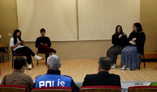 'Boş Sandalye' adlı tiyatro oyunuyla çocukları suça sürükleyen nedenlere dikkat çekiliyor