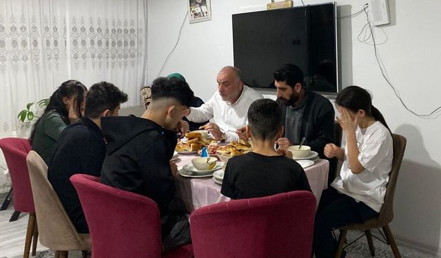 Canik Belediye Başkanı Sandıkçı, vatandaşların iftar sofralarına konuk oluyor