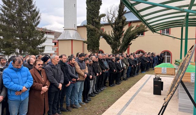 Cenazesine gittikleri kişiyle yan yana defnedildiler