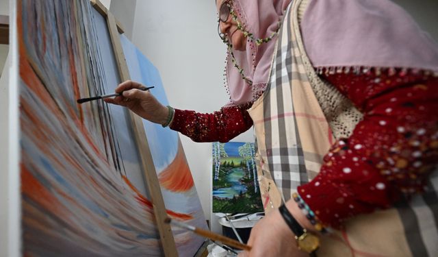 Çocukluk tutkusunun peşinden giderek yaşlılığında fırçayı eline aldı