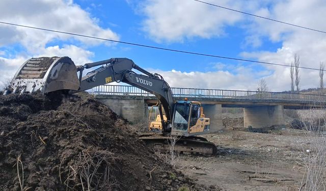 Çorum'da ayağı yıkıldığı için ulaşıma kapanan köprünün yanına portatif köprü yapılıyor