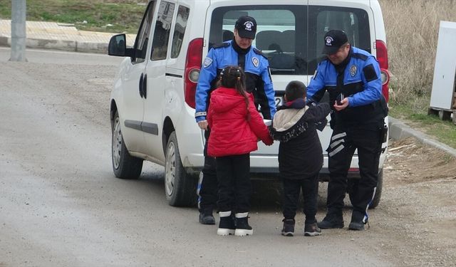 Çorum'da polis ayakkabıları eskiyen iki çocuğa bot hediye etti