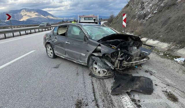 Çorum'da refüje çarpan otomobildeki 5 kişi yaralandı