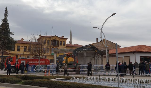 Çorum'da 'Tarihi Kent Meydanı Projesi'nde kamulaştırılan son yapının yıkımına başlandı