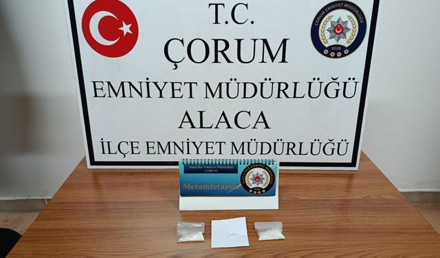 Çorum'da uyuşturucu bulunan araçtaki 2 kişi gözaltına alındı