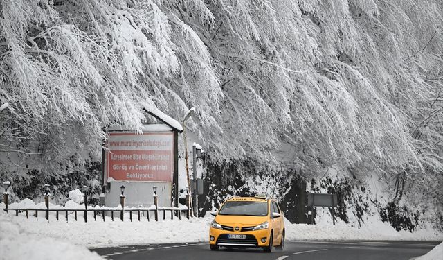 D-100 kara yolunun Bolu Dağı geçişinde aralıklarla kar etkili oluyor