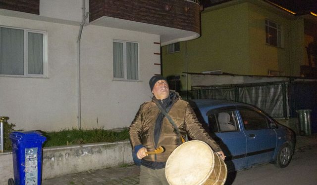 Dede mesleği ramazan davulculuğunu baba oğul yaşatıyor