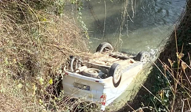 OTOMOBİL DERE YATAĞINA YUVARLANDI