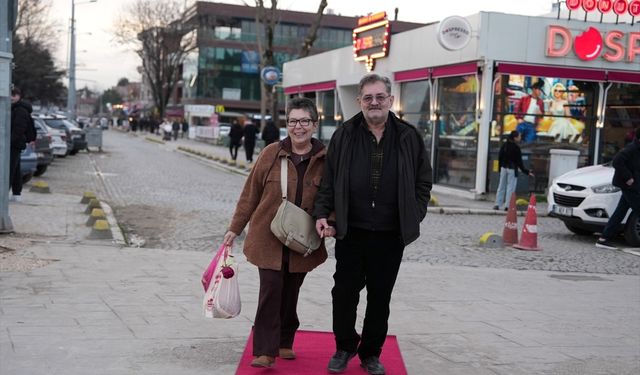 Düzce Belediyesinden çiftlere kırmızı halılı 'Sevgililer Günü' sürprizi