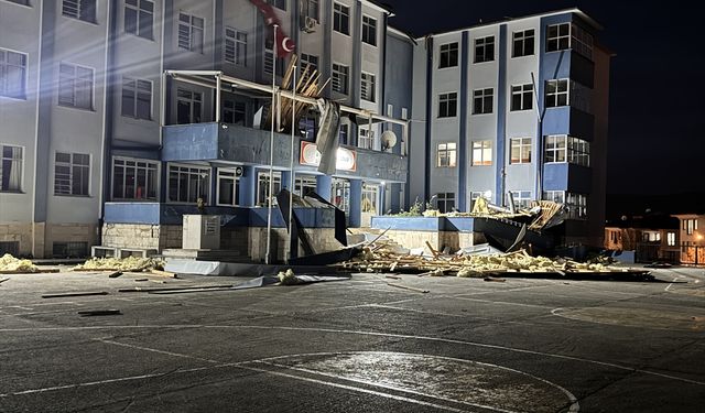 Düzce'de kuvvetli rüzgarda çatısı uçan lisede yarın eğitime ara verildi