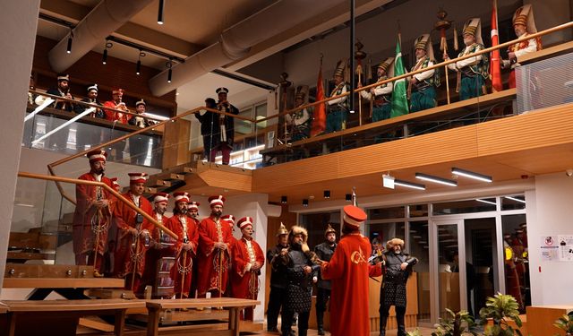 Düzce'de sahura kadar açık olan kütüphanede öğrencilere mehteranlı sürpriz