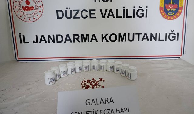 Düzce'de sentetik eczaları araçtan yol kenarına atan şüpheli gözaltına alındı