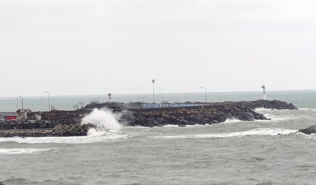 Düzce'nin Karadeniz kıyısında kuvvetli rüzgar nedeniyle dalga boyu yükseldi