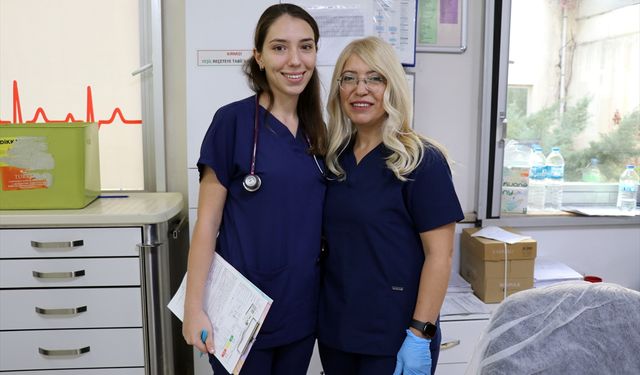 Genç doktor aynı hastanede hemşire annesiyle omuz omuza görev yapıyor
