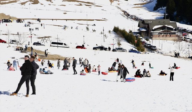 Giresun'da doğa tutkunları Kümbet Yaylası'ndaki kar festivalinde bir araya geldi