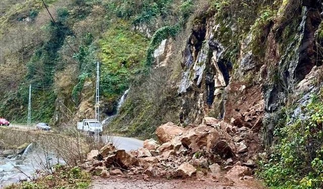 Giresun'da heyelan nedeniyle köy yollarında ulaşımda aksama yaşandı