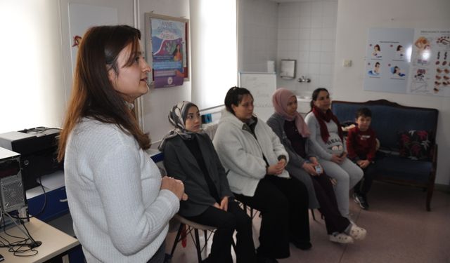 Gümüşhacıköy'de Gebe Okulunda 'Bebek Akademisi' eğitimi düzenlendi