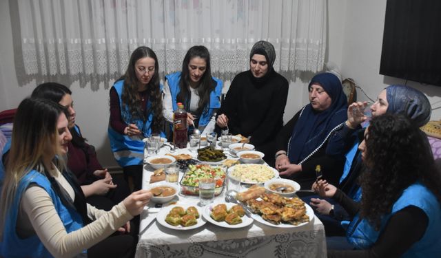 Gümüşhane'de üniversite öğrencileri ramazanda yaşlıları yalnız bırakmıyor