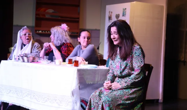 'Kadın Sığınağı' oyunu Bursa İnegöl'de sanatseverlerle buluştu