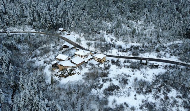 Karabük ve Bolu'nun yüksek kesimleri kar yağışıyla beyaza büründü