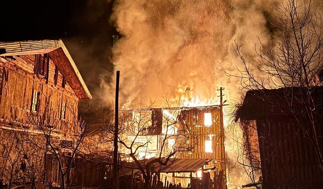 Karabük'te 2 katlı ahşap ev yandı