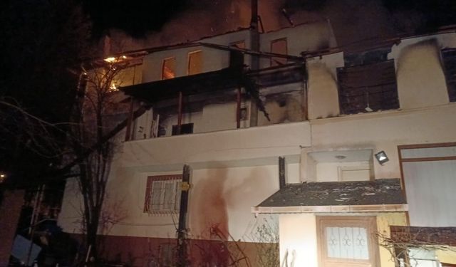 Karabük'te 3 katlı evde çıkan yangın söndürüldü
