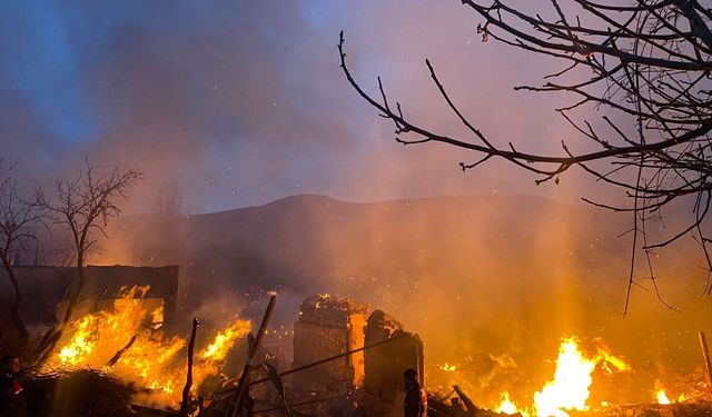 Karabük'te 4 ev ve ahır yandı