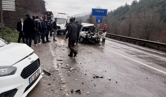 Karabük'te hafif ticari araçla çarpışan otomobildeki 5 kişi yaralandı