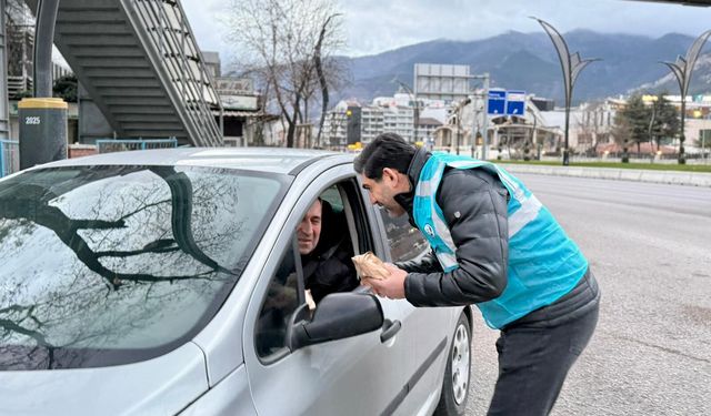 Karabük'te 'İftara 5 Kala' programı kapsamında vatandaşlara kumanya dağıtılıyor