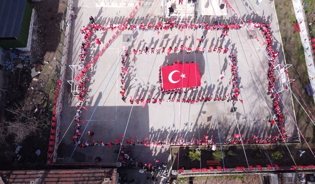 Karabük'te ilkokul öğrencilerinden 'Bayrağa Saygı' yürüyüşü