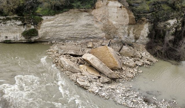 Karabük'te yamaçtan kopan kaya parçaları çaya düştü