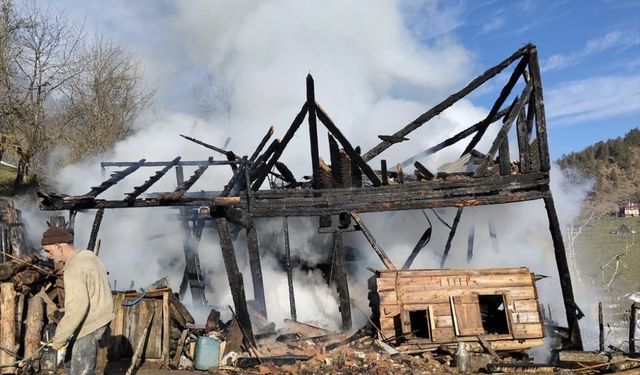 Kastamonu'da çıkan yangında 2 katlı ahşap ev kullanılamaz hale geldi