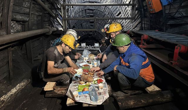 MADENCİLER İLK SAHURLARINI YERİN ALTINDA YAPTI