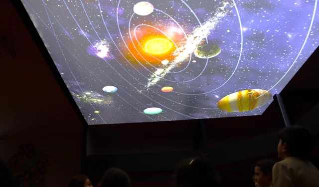 Maltepe'de minikler uzayın sırlarını bu atölyede keşfetti