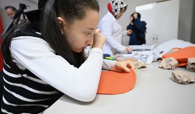 Mesai saatlerinin dışında kursta buluştuğu 'özel' öğrencilerini hayata hazırlıyor