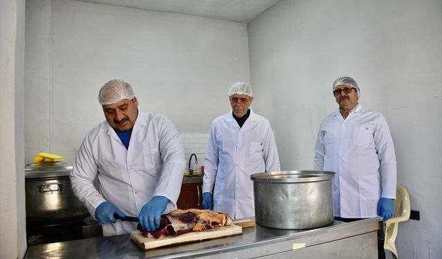 Muhtarlık ofisini yemekhaneye çeviren mahalleli yaklaşık 150 yaşlıya iftarlık hazırlıyor