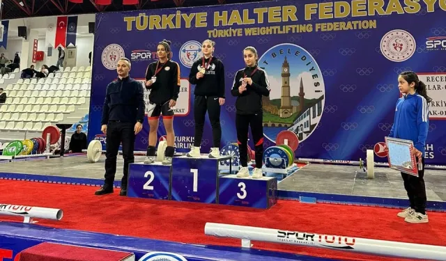 Nevşehirli halterci Hatice Kızmaz tarihe geçti