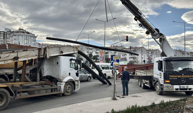 Ordu'da kamyonun dorsesindeki demirler düşerek otomobile saplandı