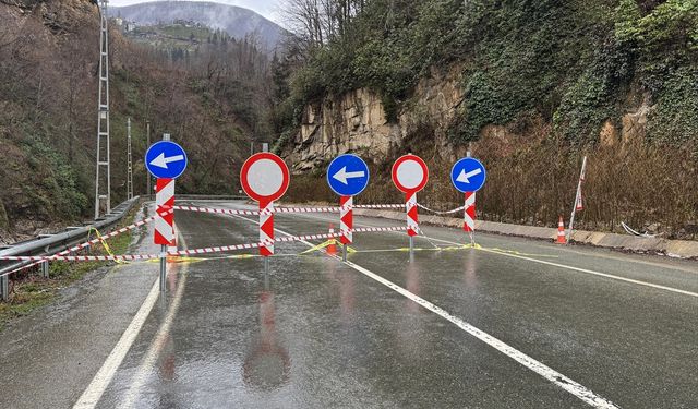 Rize'de heyelan nedeniyle köy yolu ulaşıma kapandı