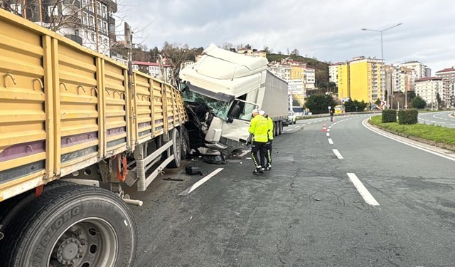 Rize'de tırın park halindeki tıra çarptığı kazada 1'i ağır 4 kişi yaralandı