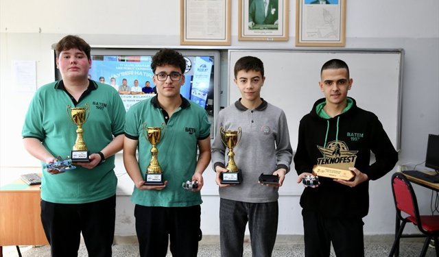 Robot ve insansız hava aracı geliştirirken sebze ve meyve de yetiştiriyorlar