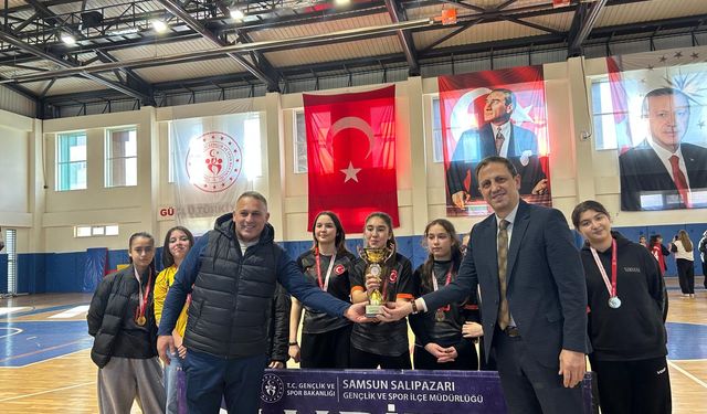 Salıpazarı'nda düzenlenen Okul Sporları Futsal Turnuvası sona erdi