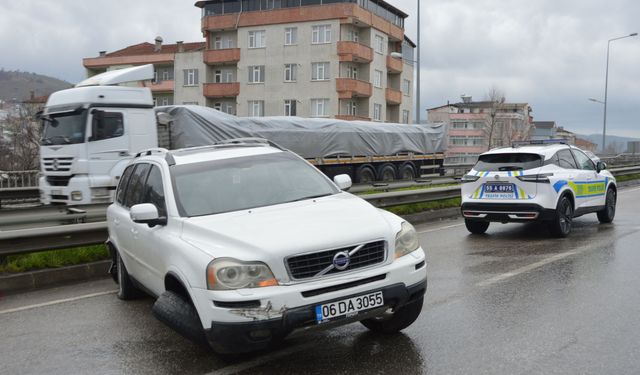 Samsun'da bariyere çarpan cipin sürücüsü ile oğlu yaralandı
